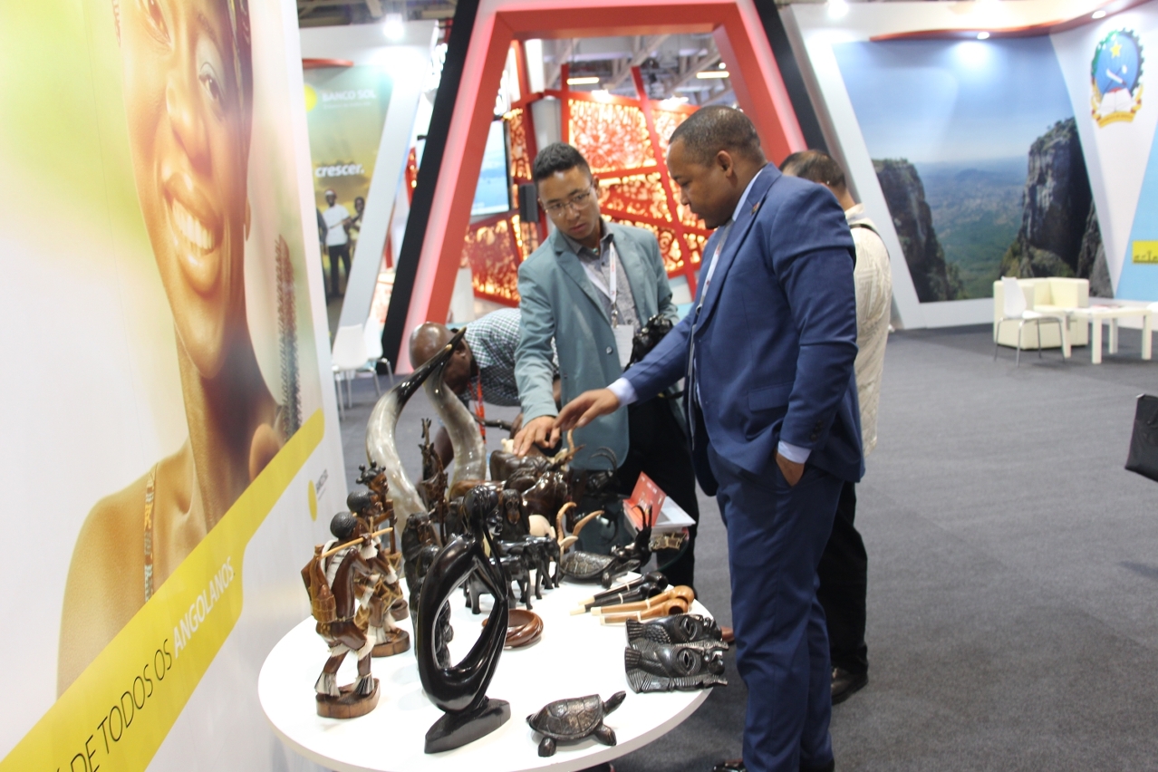 Angola Pavilion draws in numerous local and overseas merchants for business negotiations.