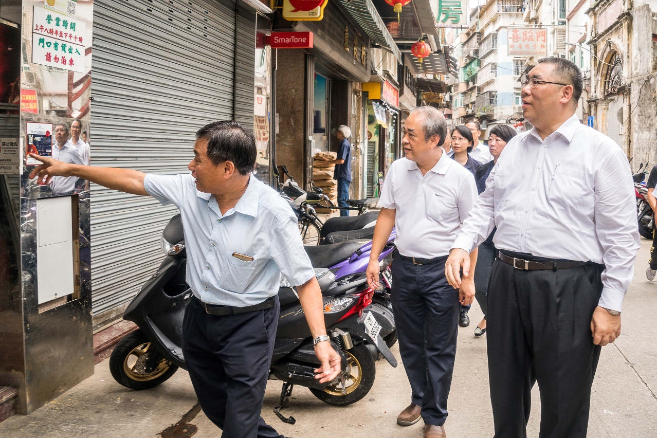 The Chief Executive, Mr Chui Sai On, tours a neighbourhood near Rua Cinco de Outubro to gain a better understanding of the recovery process after Typhoon Hato.
