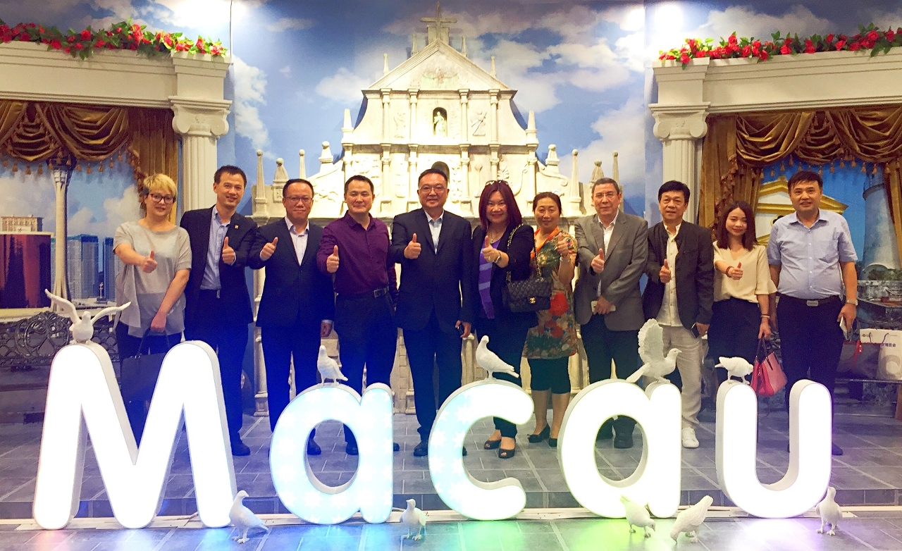 Fotografia de grupo da delegação de Macau na “Rua de Macau”, ponto de venda de produtos característicos de Macau