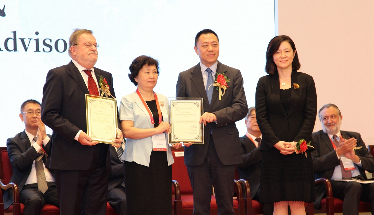 梁維特司長、呂紅董事長向Gerhard Franz教授及呂玉波榮譽院長代表頒授産業園專家顧問委員會首席顧問聘書