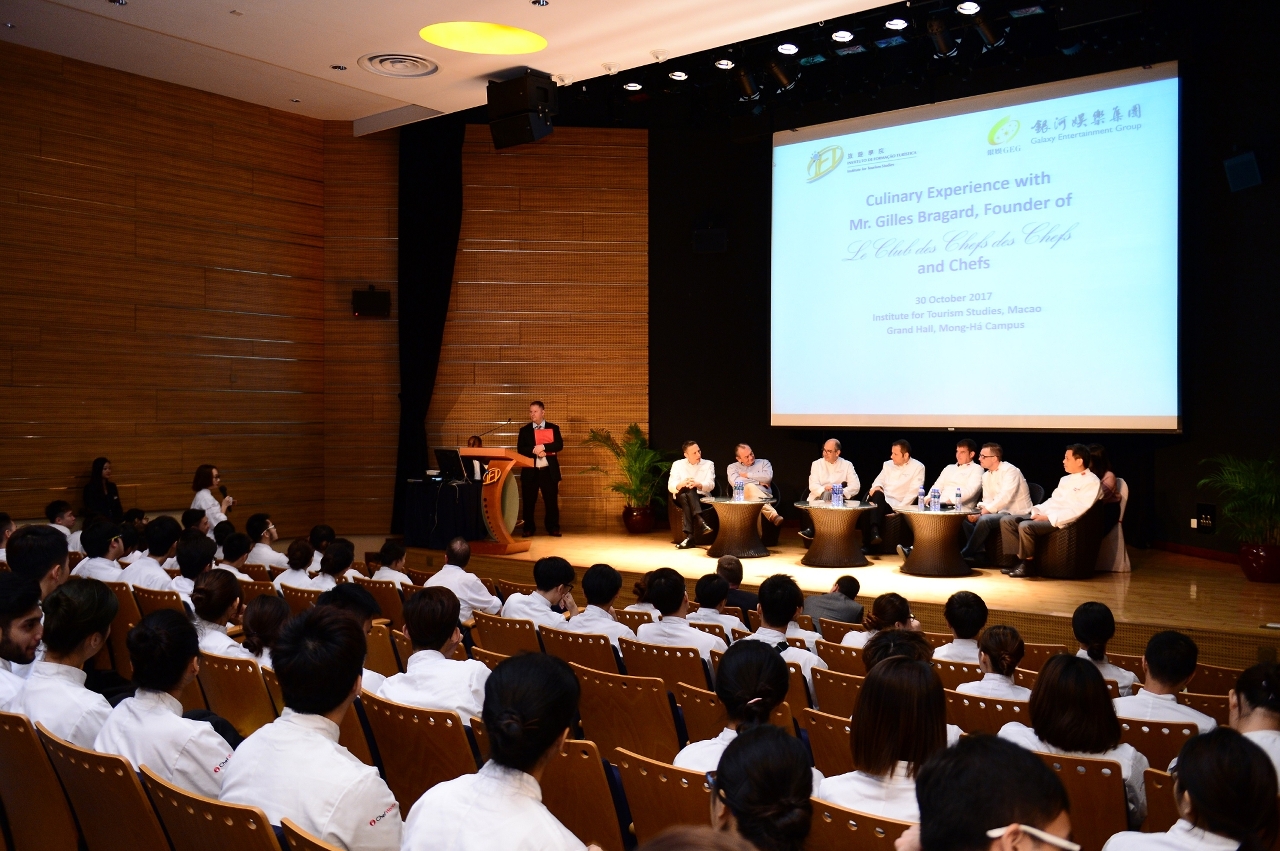 The founder of Le Club des Chefs des Chefs Association and 6 prestigious chefs from the Association shared their meaningful and knowledgeable culinary insights and experience with the students.