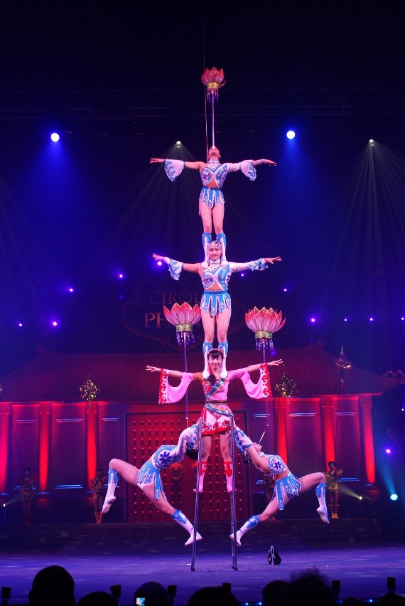 Stage photos of the acrobatic show Mulan in the “Performance to Celebrate the 68th Anniversary of the National Day of the People’s Republic of China”