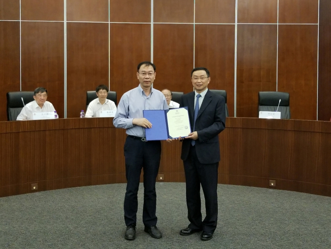 鄧初夏向何延政頒發獲聘證書