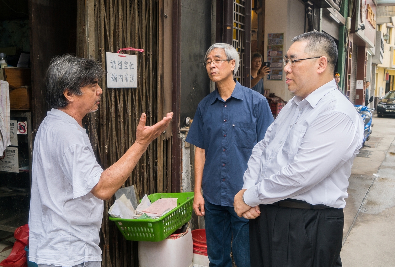 The Chief Executive, Mr Chui Sai On, listens to a shopkeeper sharing his experience of the flooding linked to Typhoon Hato and the retailer’s suggestions for flood prevention at the Inner Harbour.