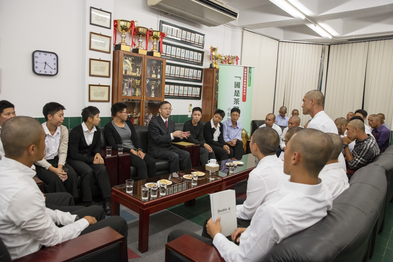 冷鐵勛主任與近三十名海關學員於“國是茶聊”小型討論會中以輕鬆茶聚的方式自由討論法律議題。