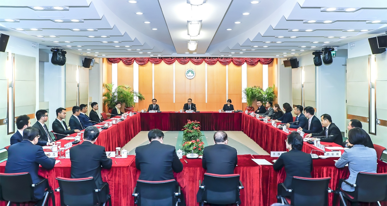 Chefe do Executivo ouve opiniões da Federação da Juventude da China em Macau sobre as LAG