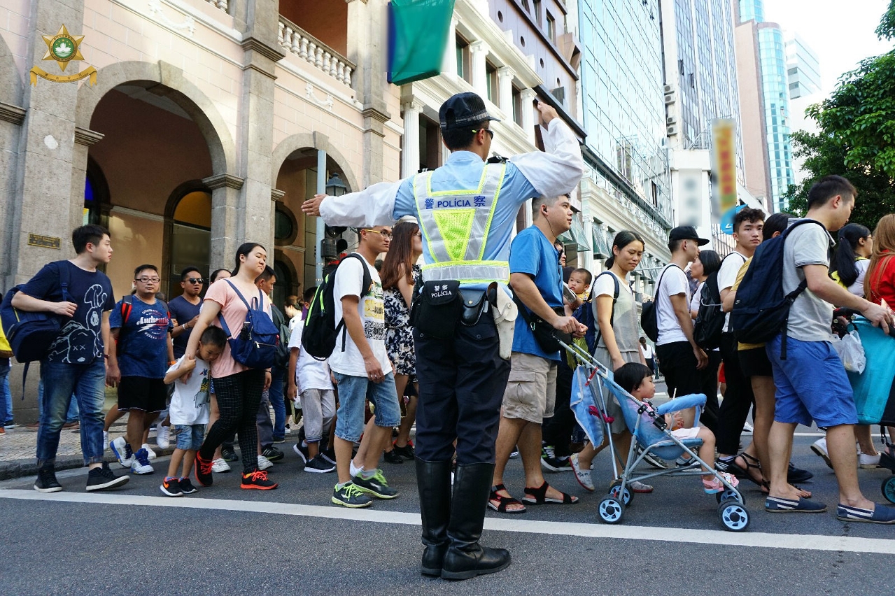 交通警員於中區指揮交通