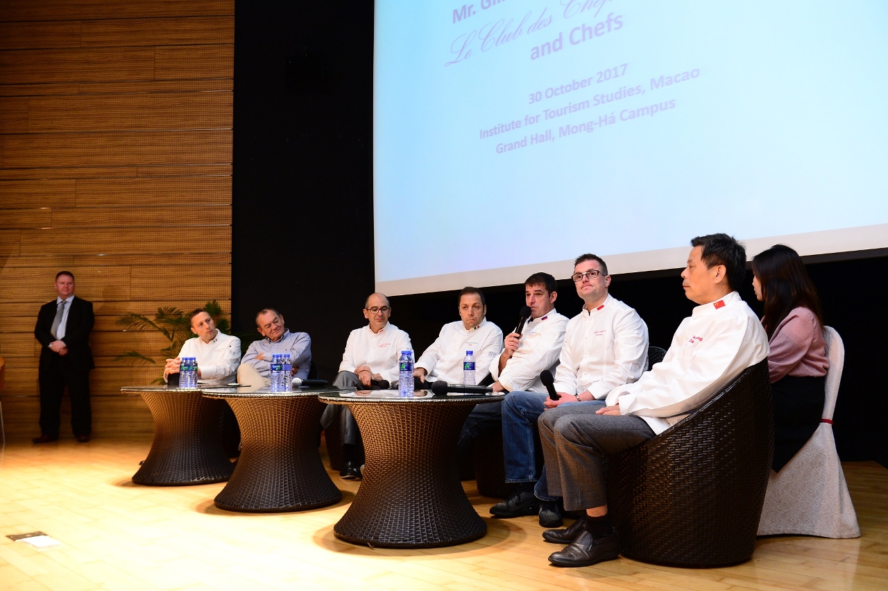 The founder of Le Club des Chefs des Chefs Association and 6 prestigious chefs from the Association shared their meaningful and knowledgeable culinary insights and experience with the students.