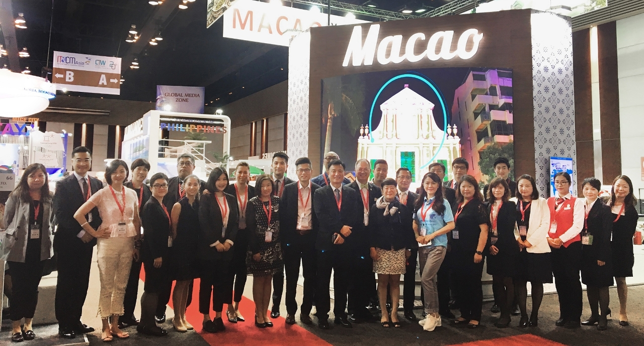 Fotografia dos representantes do IPIM e dos sectores de convenções, exposições e turismo de Macau em frente do Pavilhão e Macau, instalado no recinto da Feira do Turismo de Incentivos, Convenções e Reuniões da Ásia (IT&CMA)