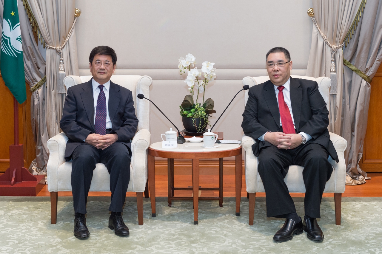 Chefe do Executivo, Chui Sai On tem encontro com o novo director do Gabinete de Ligação do Governo Popular Central na Região Administrativa Especial de Macau, Zheng Xiaosong.