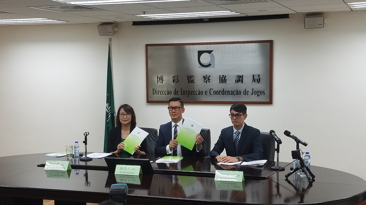 A Direcção de Inspecção e Coordenação de Jogos apresentou os trabalhos respeitantes à consulta pública da revisão do Condicionamento da entrada, do trabalho e do jogo nos casinos. Legenda do foto: (ao meio) o Director da D.I.C.J., Sr. Paulo Martins Chan； (à esquerda) a Chefe do Departamento de Prevenção e Tratamento da Dependênica do Jogo e da Droga do Instituto da Acção Social, Sra. Hoi Wa Pou； (à direita) o Jurista da D.I.C.J., Sr. Miguel Castilho.