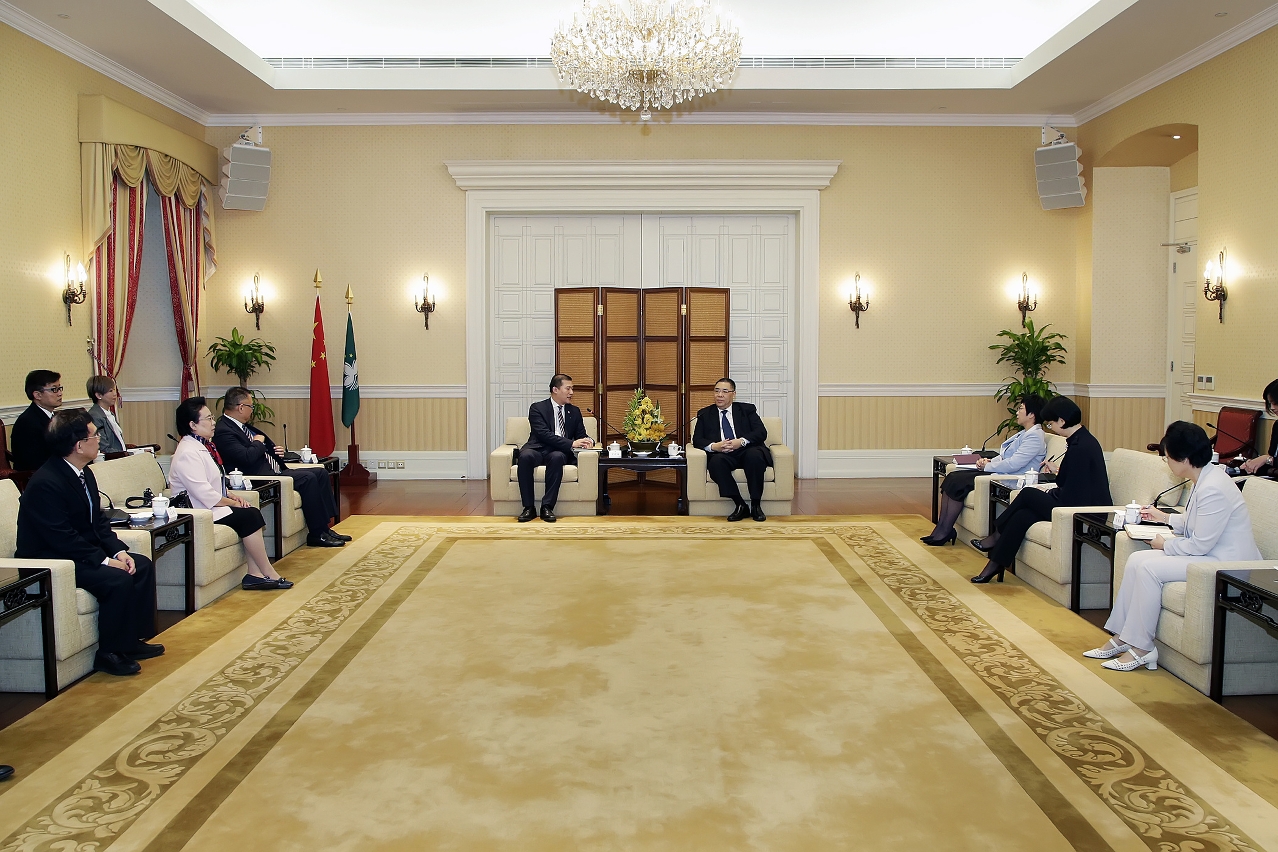 Chefe do Executivo, Chui Sai On, recebe a Associação dos Técnicos da Administração Pública de Macau, para auscultar opiniões sobre a elaboração das Linhas de Acção Governativa para o próximo ano.