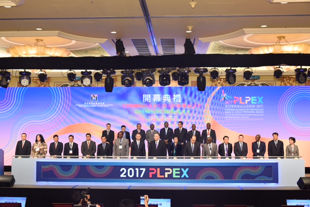 Fotografia de grupo dos representantes do Secretariado Permanente do Fórum de Macau na cerimónia de inauguração da MIF e da PLPEX