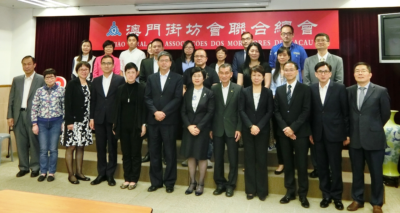 A Secretária Sónia Chan (a sexta do lado direito, na primeira fila) e os representantes da União Geral das Associações dos Moradores de Macau.