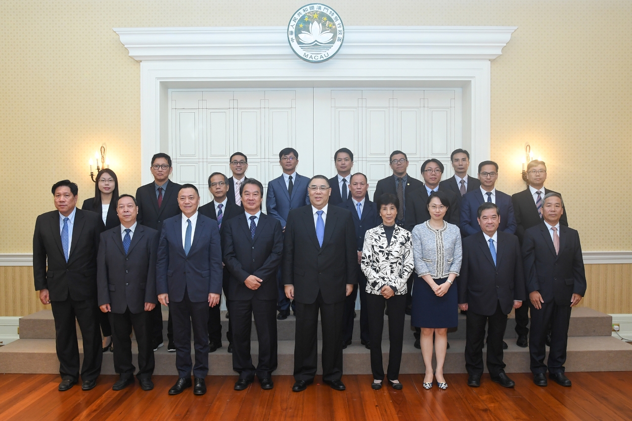 Chefe do Executivo tem encontro com representantes da Federação das Associações dos Operários de Macau.