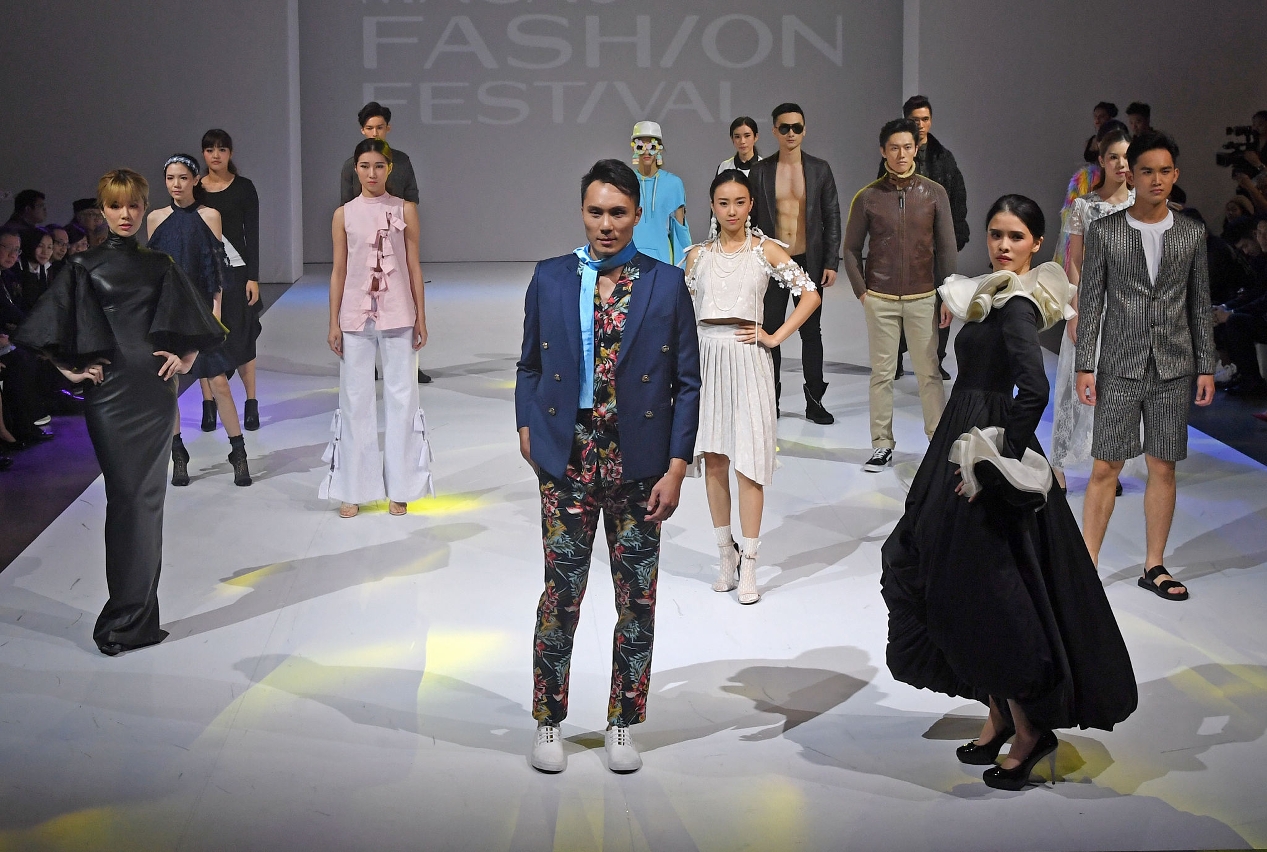 64 conjuntos de vestuário dos 8 designers de moda seleccionados do “Programa de Subsídios à Criação de Amostras de Design de Moda 2016” foram interpretados por modelos locais.