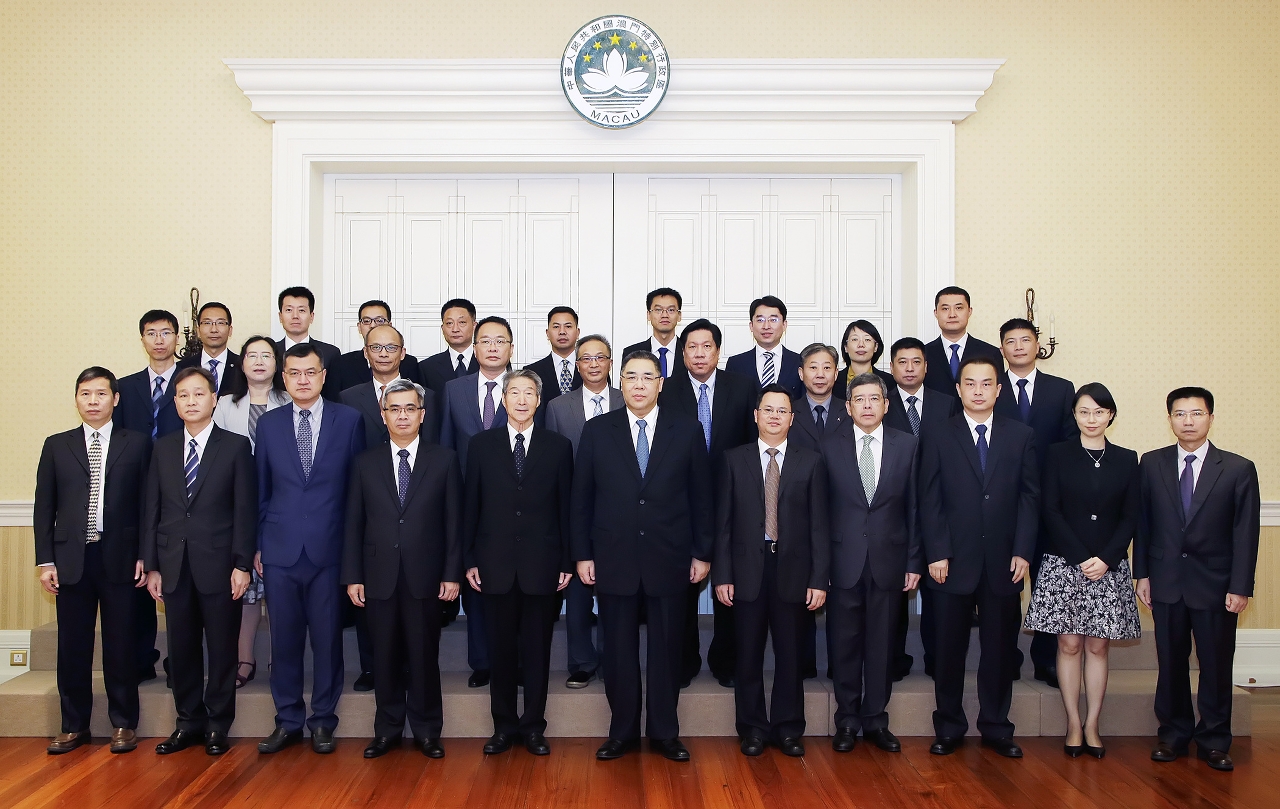 The Chief Executive, Mr Chui Sai On, meets with experts from the National Commission for Disaster Reduction at the Government Headquarters.