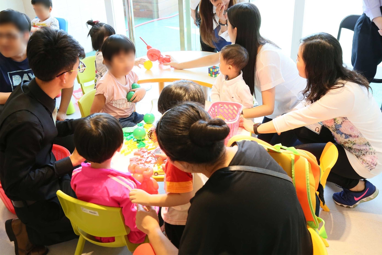 早療工作坊設聯誼會增加早療工作者、醫生、治療師等與小朋友及家長的互動，場面熱鬧。
