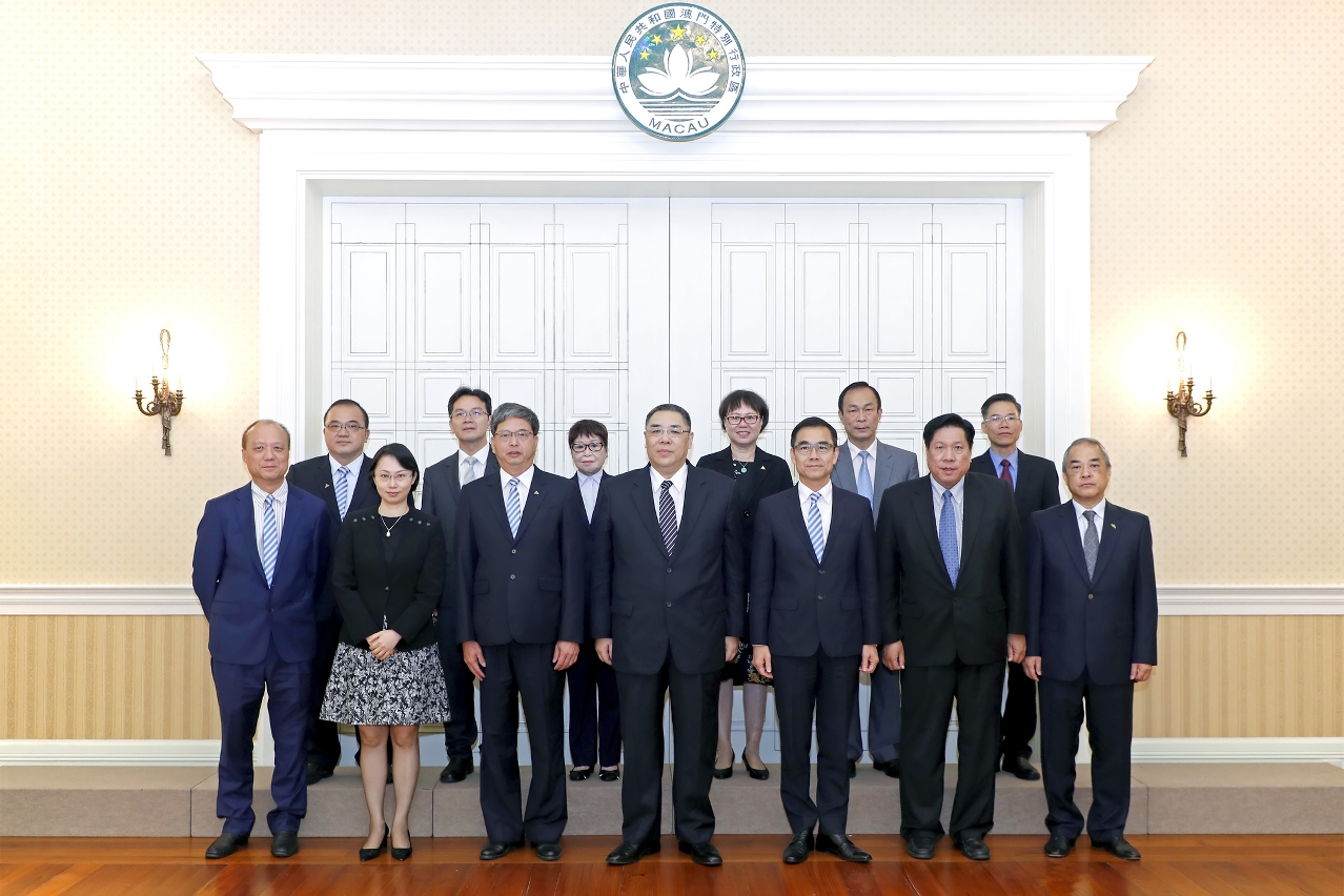 Encontro entre o Chefe do Executivo, Chui Sai On, e representantes da União Geral das Associações dos Moradores de Macau.