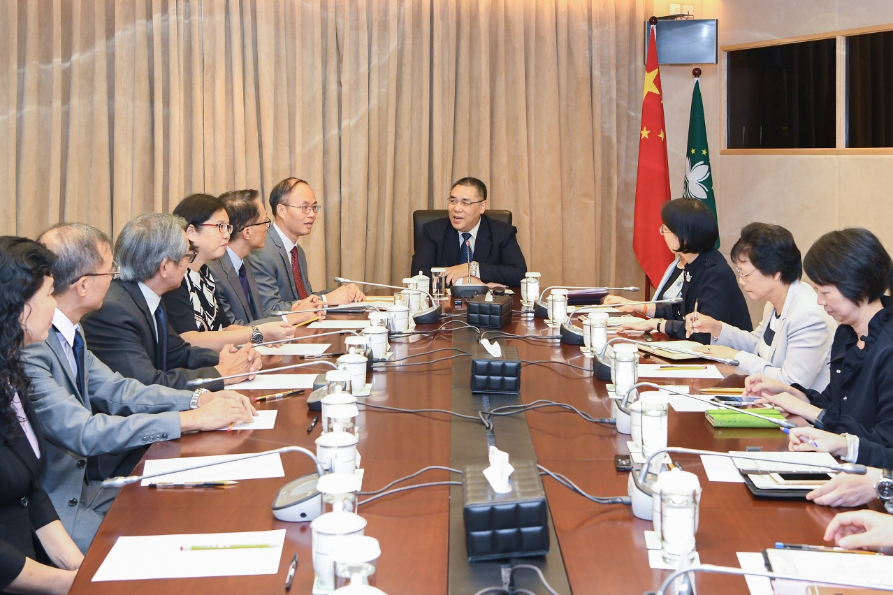 行政長官崔世安會見澳門公務華員職工會一行，就制定明年度施政報告聽取意見及建議。