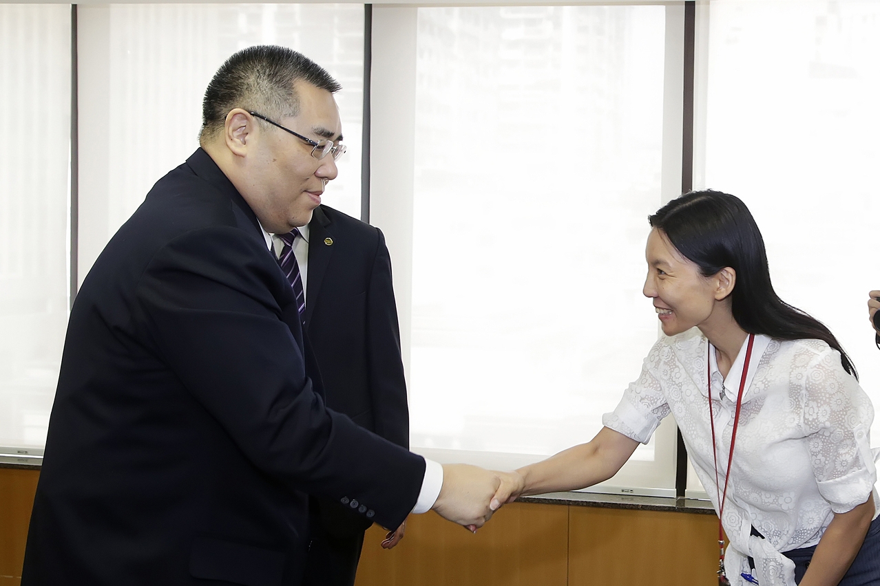行政長官崔世安與經濟財政範疇工作人員握手