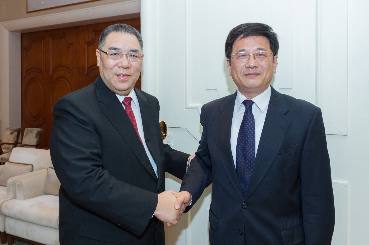 行政長官崔世安與來澳履新的中央人民政府駐澳門特別行政區聯絡辦公室主任鄭曉松會面