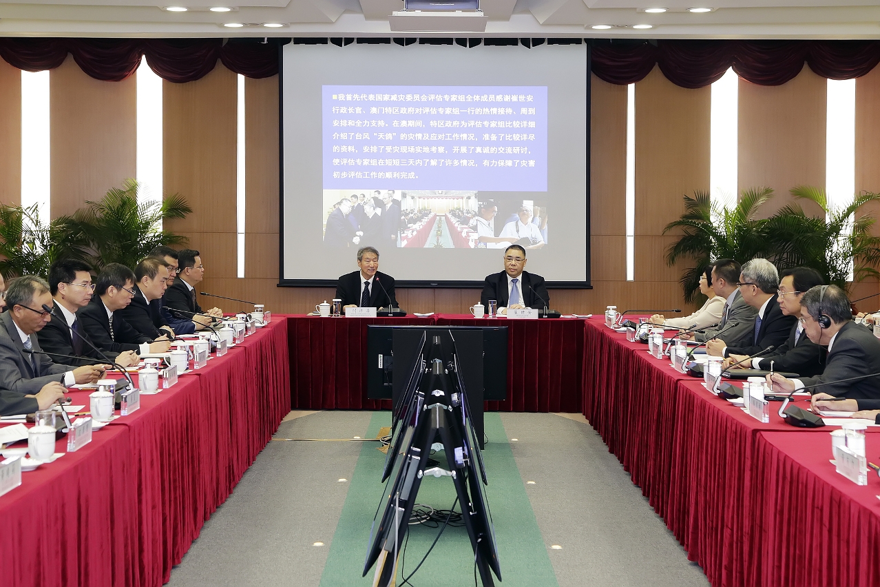 行政長官崔世安和檢討重大災害應變機制暨跟進改善委員會舉行會議，聽取國家減災委員會專家團對風災分析評估工作的初步匯報。