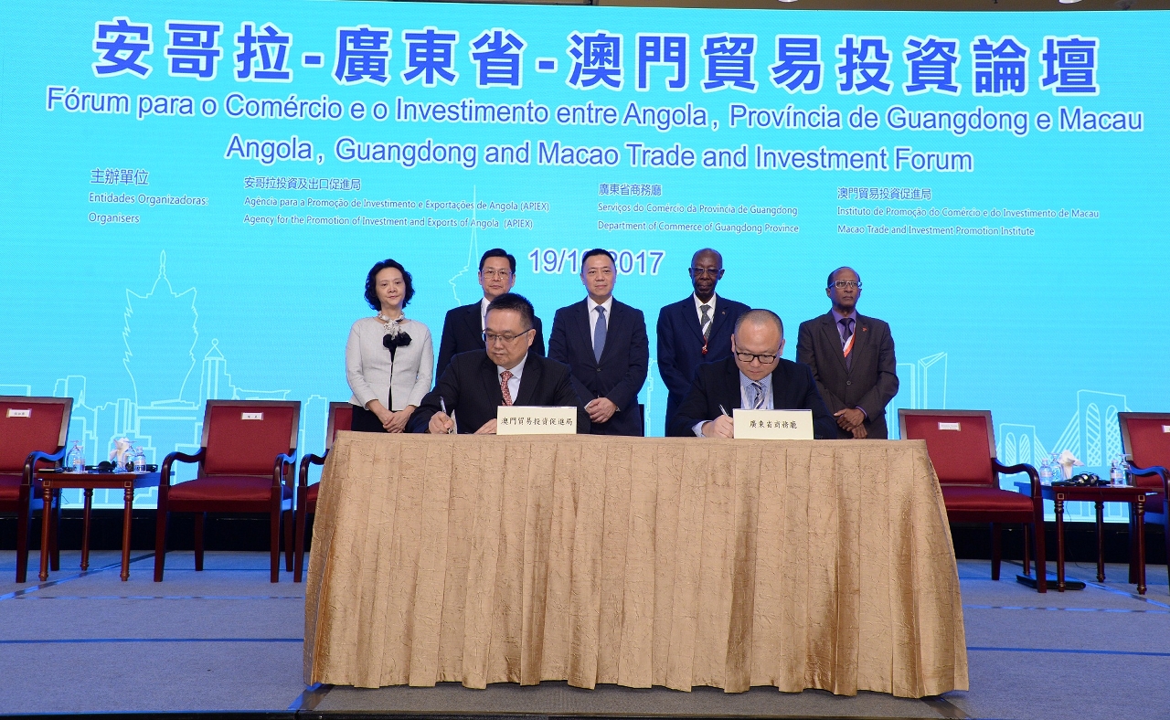 Guangdong and Macao co-operation moves further with the signing of the “Memorandum of Strategic Co-operation between the Department of Commerce of the Guangdong Province and Macao Trade and Investment Promotion Institute”