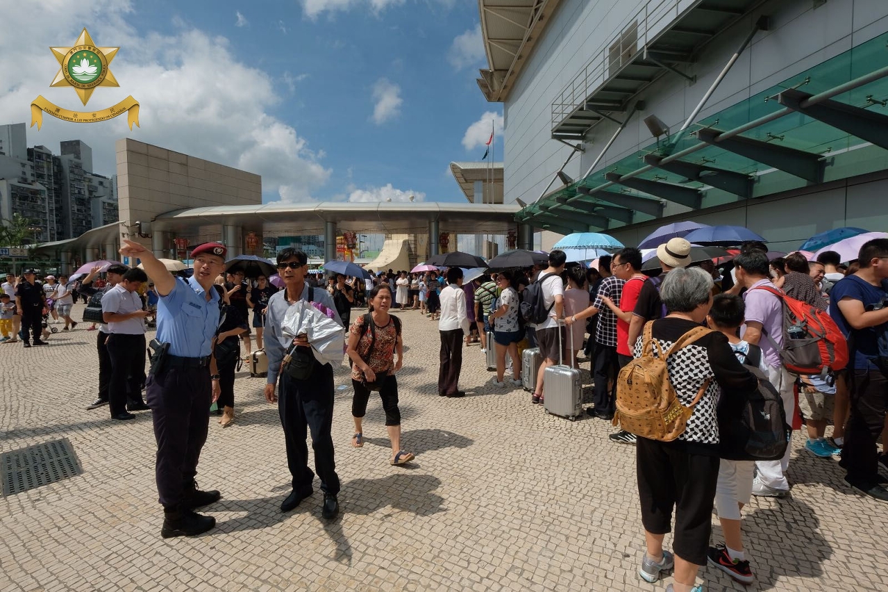 警員維持䄮序