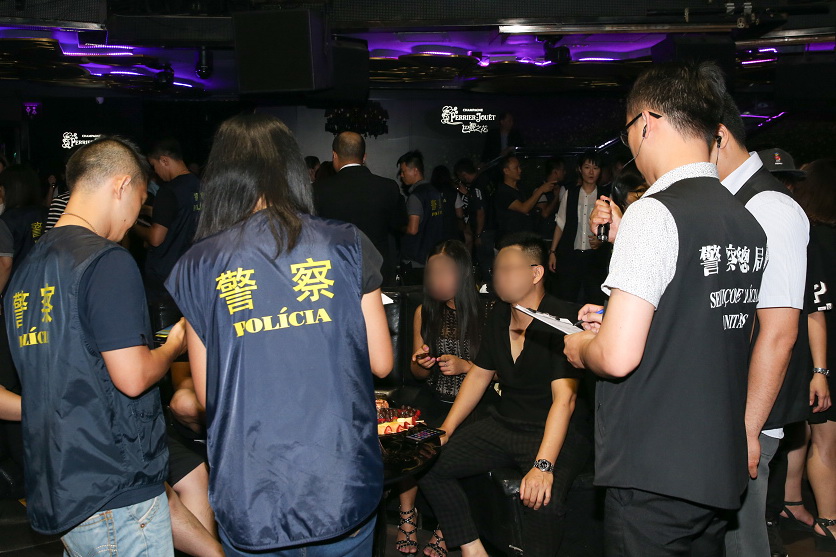向在場人士查核身份資料 (2)