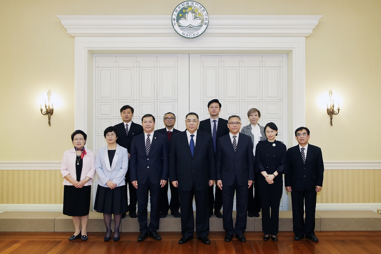 Chefe do Executivo, Chui Sai On, recebe a Associação dos Técnicos da Administração Pública de Macau, para auscultar opiniões sobre a elaboração das Linhas de Acção Governativa para o próximo ano.