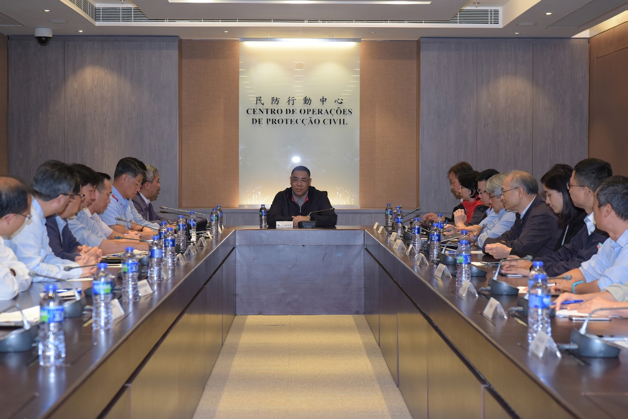 行政長官到民防中心聽取防風部署