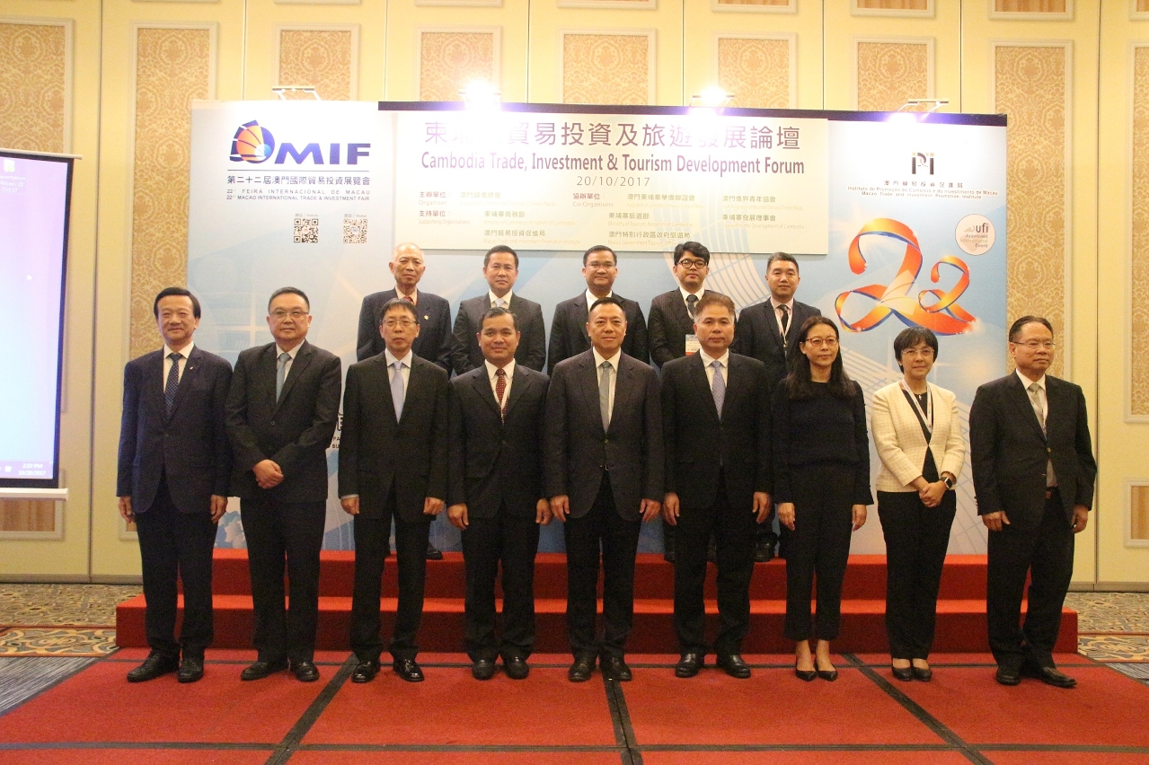 Guests have group photo taken  in Cambodia Trade, Investment & Tourism Development Forum
