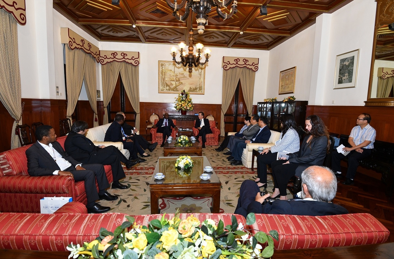 Os representantes da UCCLA realizaram uma visita ao IACM.