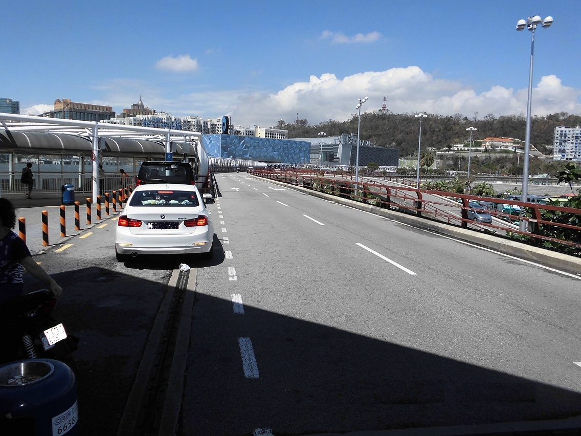 修復行車天橋的伸縮縫及欄杆等設施