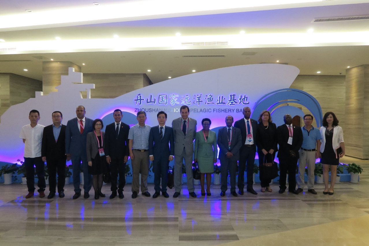 Fotografia de grupo da Delegação do Secretariado Permanente e os representantes da Base Nacional de Pesca em Alto-Mar de Zhoushan