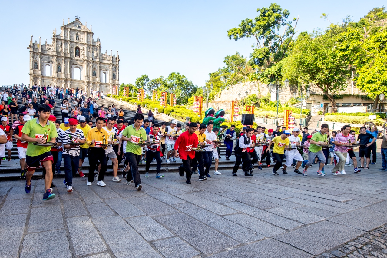 Empolgante Corrida de Bandejas