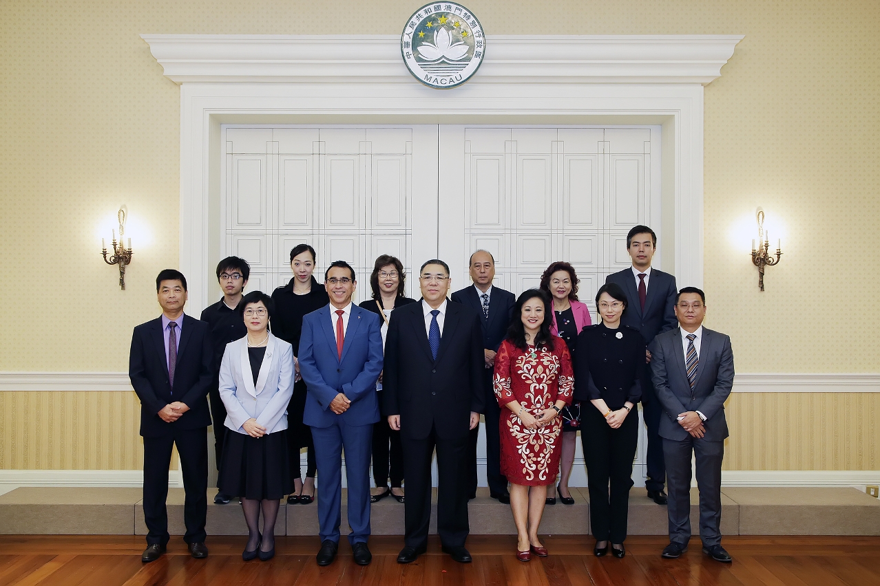 Encontro entre o Chefe do Executivo, Chui Sai On, na Sede do Governo, com representantes da Associação dos Trabalhadores da Função Pública de Macau (ATFPM) .