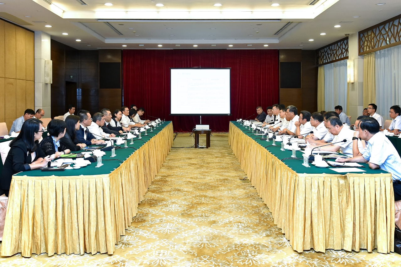 The Chief Executive, Mr Chui Sai On, leads a Government delegation to Guangzhou to discuss with the Governor of Guangdong Province, Mr Ma Xingrui, and appropriate departments, a proposal for a cross-boundary flood control system.