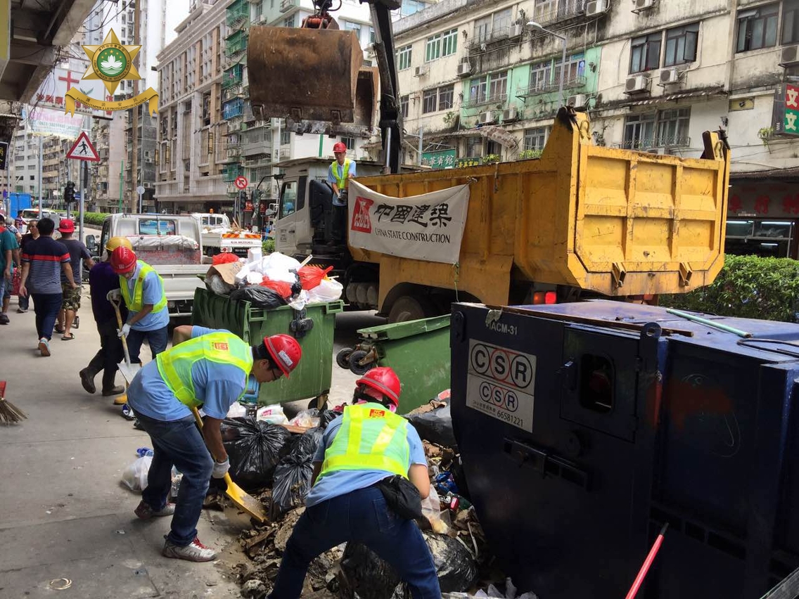 中國建築工程(澳門)有限公司派出重型車輛協助清理雜物