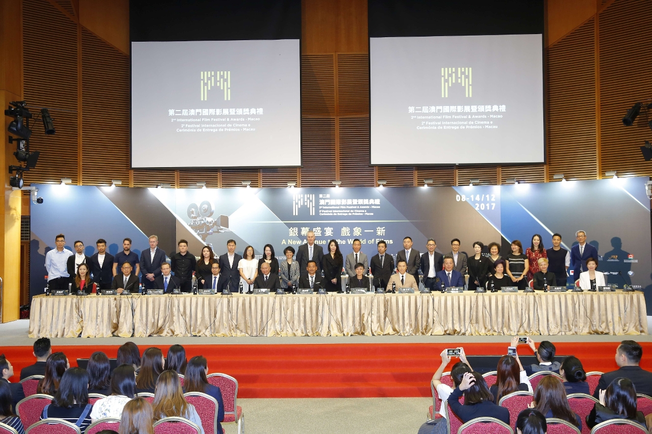 Presidente da Comissão Organizadora do IFFAM, Maria Helena de Senna Fernandes, director artístico do IFFAM, Mike Goodridge, vice-presidente executivo da Comissão Organizadora do IFFAM, Alvin Chau, embaixador-estrela do IFFAM, Donnie Yen, embaixador do festival, John Woo, entre outros convidados, presentes na conferência de imprensa