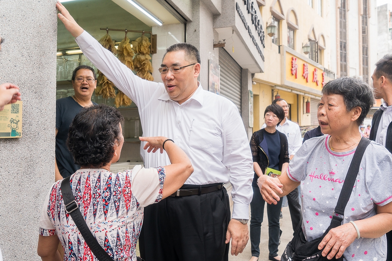 The Chief Executive, Mr Chui Sai On, chats with members of the public regarding flooding issues linked to Typhoon Hato, a major storm that struck Macao on 23 August.