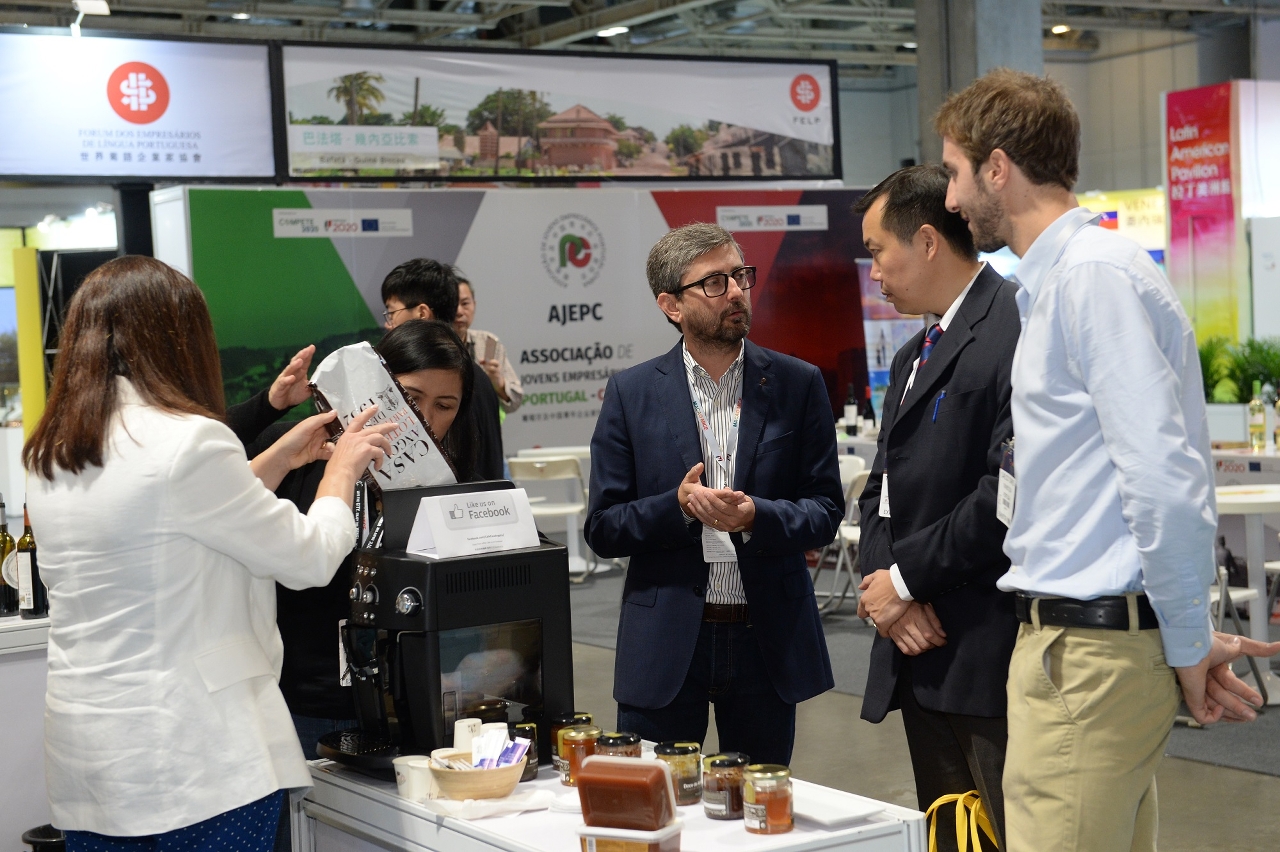 Businesspeople seize prospects brought about by the MIF platform to explore business opportunities.