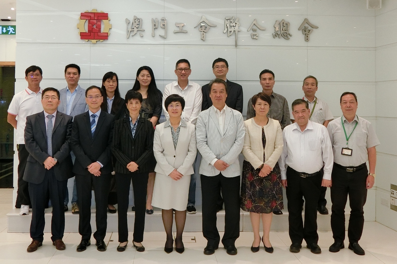 A Secretária Sónia Chan (a quarta do lado esquerdo, na primeira fila) e os representantes da Federação das Associações dos Operários de Macau.