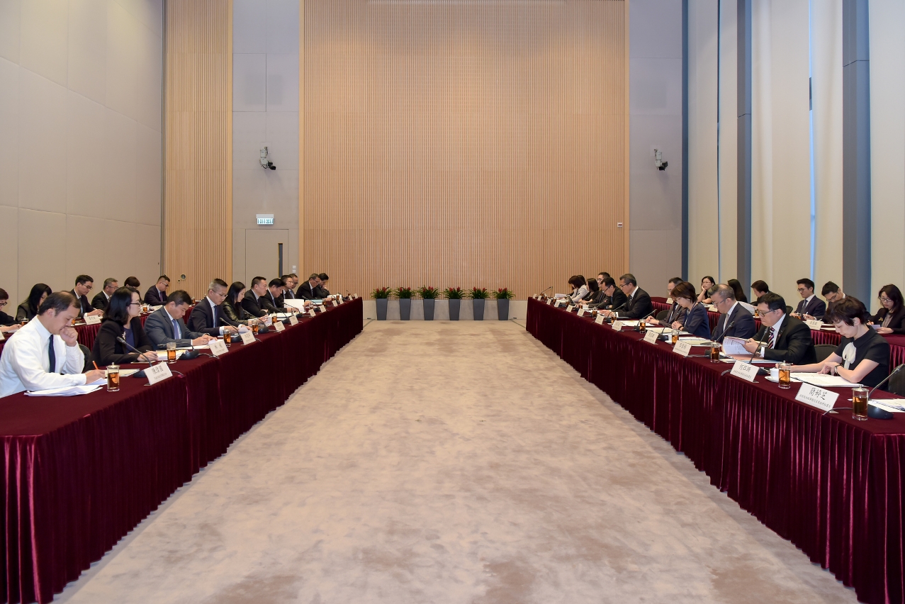 The Secretary for Economy and Finance, Mr Leong Vai Tac, and the Financial Secretary of the Hong Kong SAR, Mr Paul Chan Mo-po, co-chair the 10th Hong Kong-Macao Cooperation High Level Meeting held at Hong Kong's government headquarters.