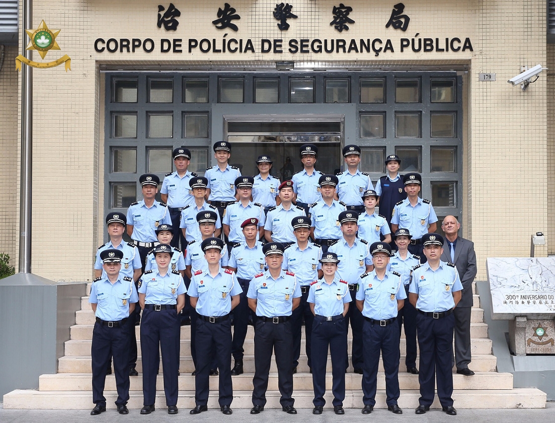 Fotografia conjunta do Comandante Leong Man Cheong (no meio da fila da frente), 2.os Comandantes Wong Chi Fai (no terceiro à esquerda da fila da frente) e Lao Wan Seong (no terceiro à direita da fila da frente ) e oficiais