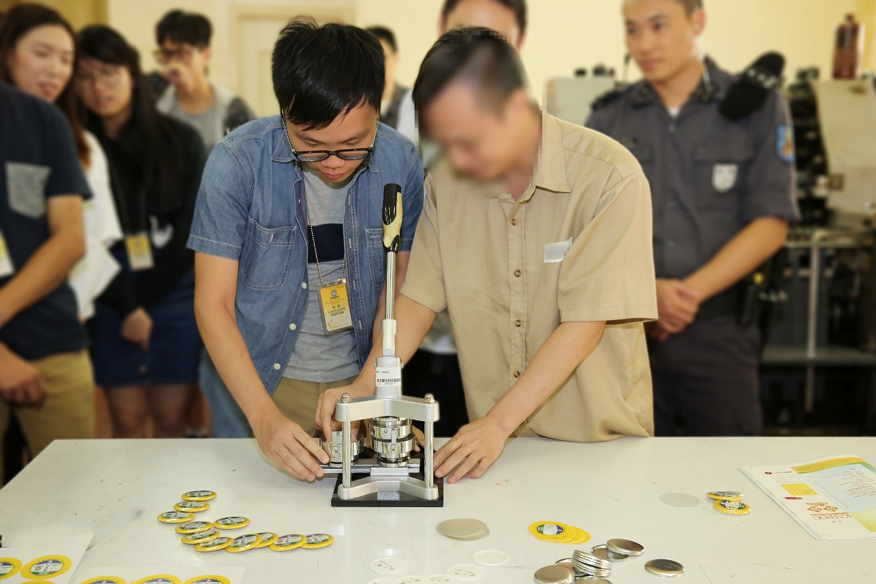 來訪青年與在囚人一起製作襟章