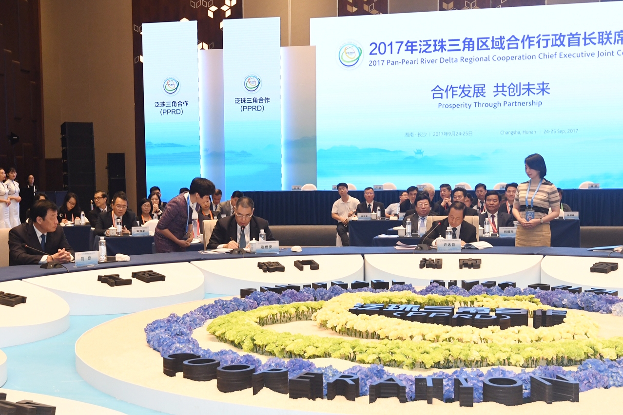 The Chief Executive, Mr Chui Sai On, and leaders of provinces and regions in the Pan-Pearl River Delta jointly sign a meeting summary of the 2017 Pan-Pearl River Delta Regional Cooperation Chief Executives Joint Conference, which is held  in Changsha Prefecture, Hunan Province.