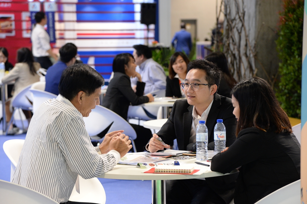 Merchants conduct business negotiation on site.