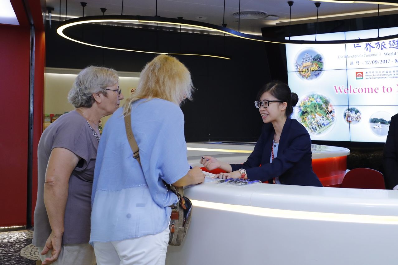 旅遊局屬下的旅客詢問處全天備有紀念品送贈旅客